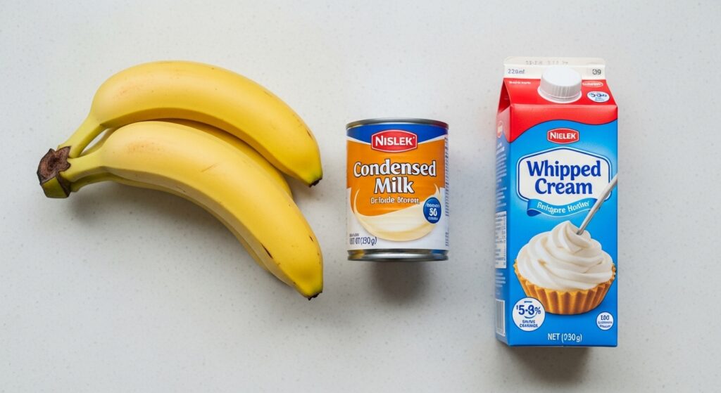 Os 3 ingredientes para a receita de sobremesa de banana na travessa.