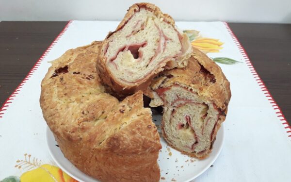 Pão tortano de mortadela defumada – pão italiano recheado irresistível para lanche e festas