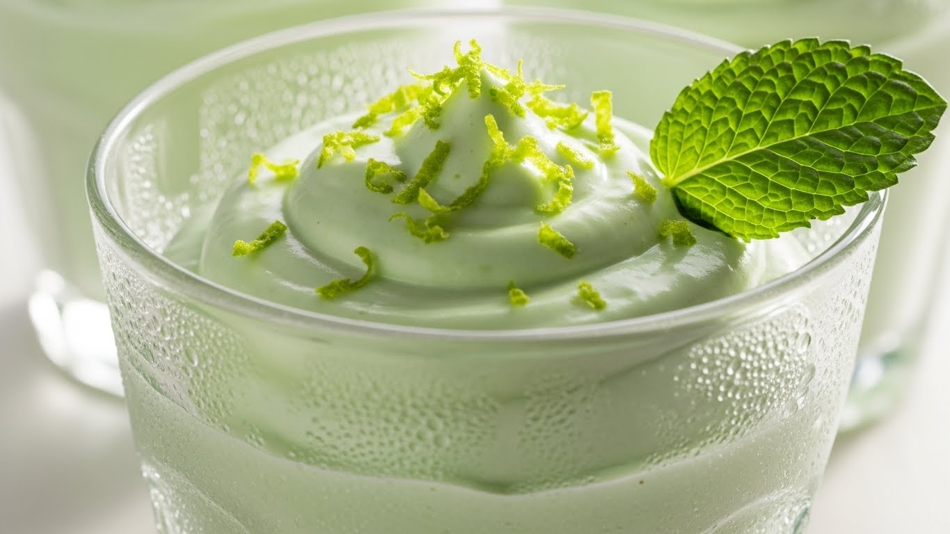 Taça com mousse de limão cremosa decorada com raspas, uma das sobremesas rápidas e fáceis mais refrescantes."